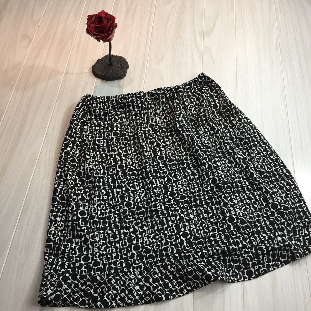 Classic Blues Black & White Pattered Skirt stretch waist band size L